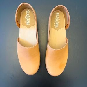 Women’s size 41 Sandgrens clogs